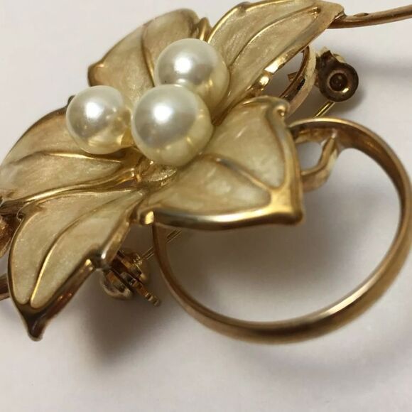 Vintage "ENAMEL Faux Pearl FLOWER" Brooch - Picture 3 of 8